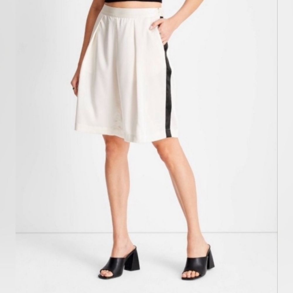 NWT Future Collective Off-White Tuxedo Stripe Bahama Length Shorts Sz Small